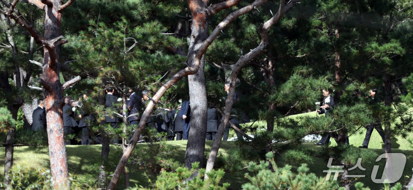 본문 이미지 - 삼성전자 전·현직 사장단이 23일 경기 수원시 장안구 소재 고(故) 이건희 삼성그룹 선대회장 선영에서 열린 6주기 추도식에 참석하고 있다. 2026.10.23 ⓒ 뉴스1 김영운 기자