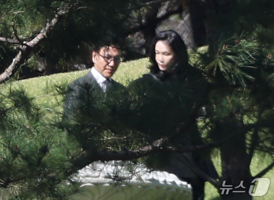 (수원=뉴스1) 김영운 기자 = 이서현 삼성물산 사장(오른쪽)과 김재열 삼성글로벌리서치 사장이 23일 경기 수원시 장안구 소재 고(故) 이건희 삼성그룹 선대회장 선영에서 열린 6주 …