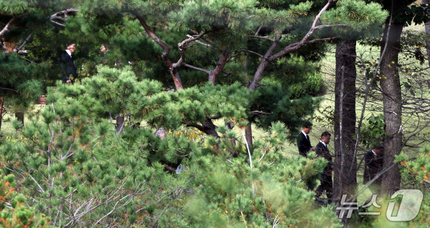 (수원=뉴스1) 김영운 기자 = 삼성전자 전·현직 사장단이 23일 경기 수원시 장안구 소재 고(故) 이건희 삼성그룹 선대회장 선영에서 열린 6주기 추도식을 마치고 이동하고 있다. …