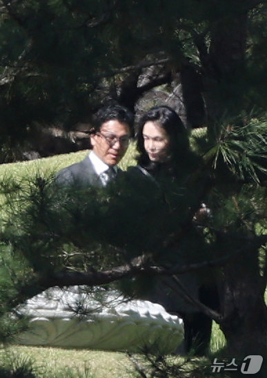 (수원=뉴스1) 김영운 기자 = 이서현 삼성물산 사장(오른쪽)과 김재열 삼성글로벌리서치 사장이 23일 경기 수원시 장안구 소재 고(故) 이건희 삼성그룹 선대회장 선영에서 열린 6주 …