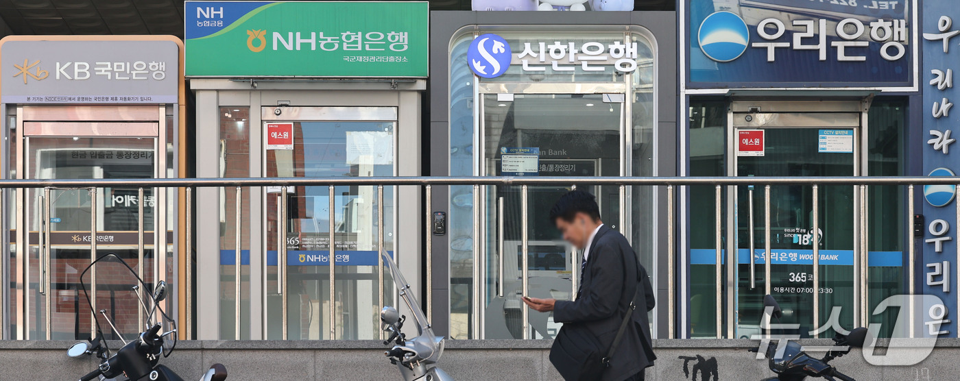 (서울=뉴스1) 이종수 기자 = 국내은행의 대출 연체율이 9년 10개월 만에 최고치를 기록했다. 23일 금융감독원에 따르면 지난 8월 말 국내은행의 원화대출 연체율은 0.69%로 …