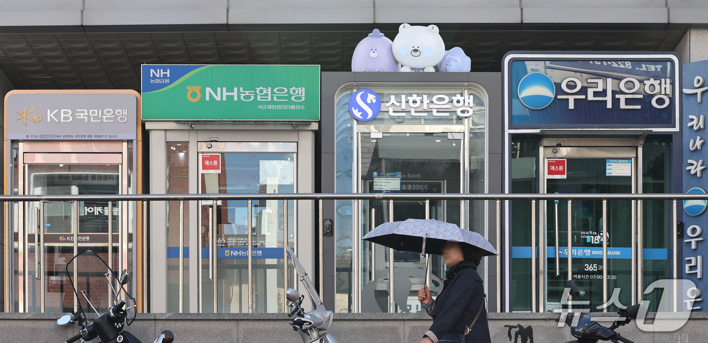 (서울=뉴스1) 이종수 기자 = 국내은행의 대출 연체율이 9년 10개월 만에 최고치를 기록했다. 23일 금융감독원에 따르면 지난 8월 말 국내은행의 원화대출 연체율은 0.69%로 …