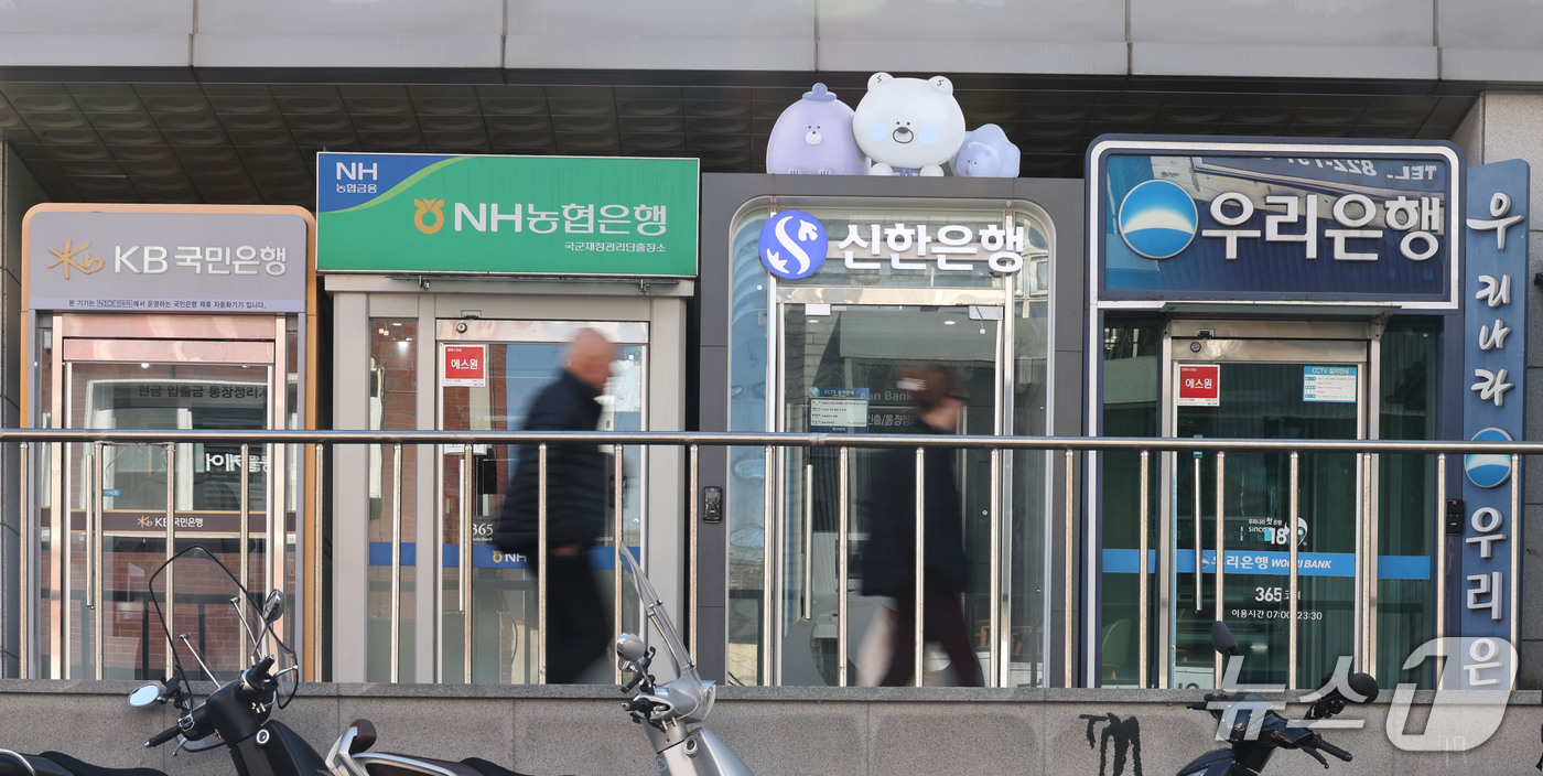 (서울=뉴스1) 이종수 기자 = 국내은행의 대출 연체율이 9년 10개월 만에 최고치를 기록했다. 23일 금융감독원에 따르면 지난 8월 말 국내은행의 원화대출 연체율은 0.69%로 …