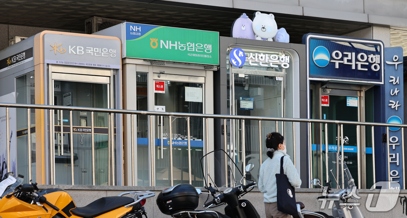 (서울=뉴스1) 이종수 기자 = 웹 프로그래밍 언어 ‘PHP’에서 치명적인 보안 취약점이 발견돼 국내 시중은행들도 대응에 나섰다. 23일 금융권에 따르면 KB국민은행과 우리은행은 …