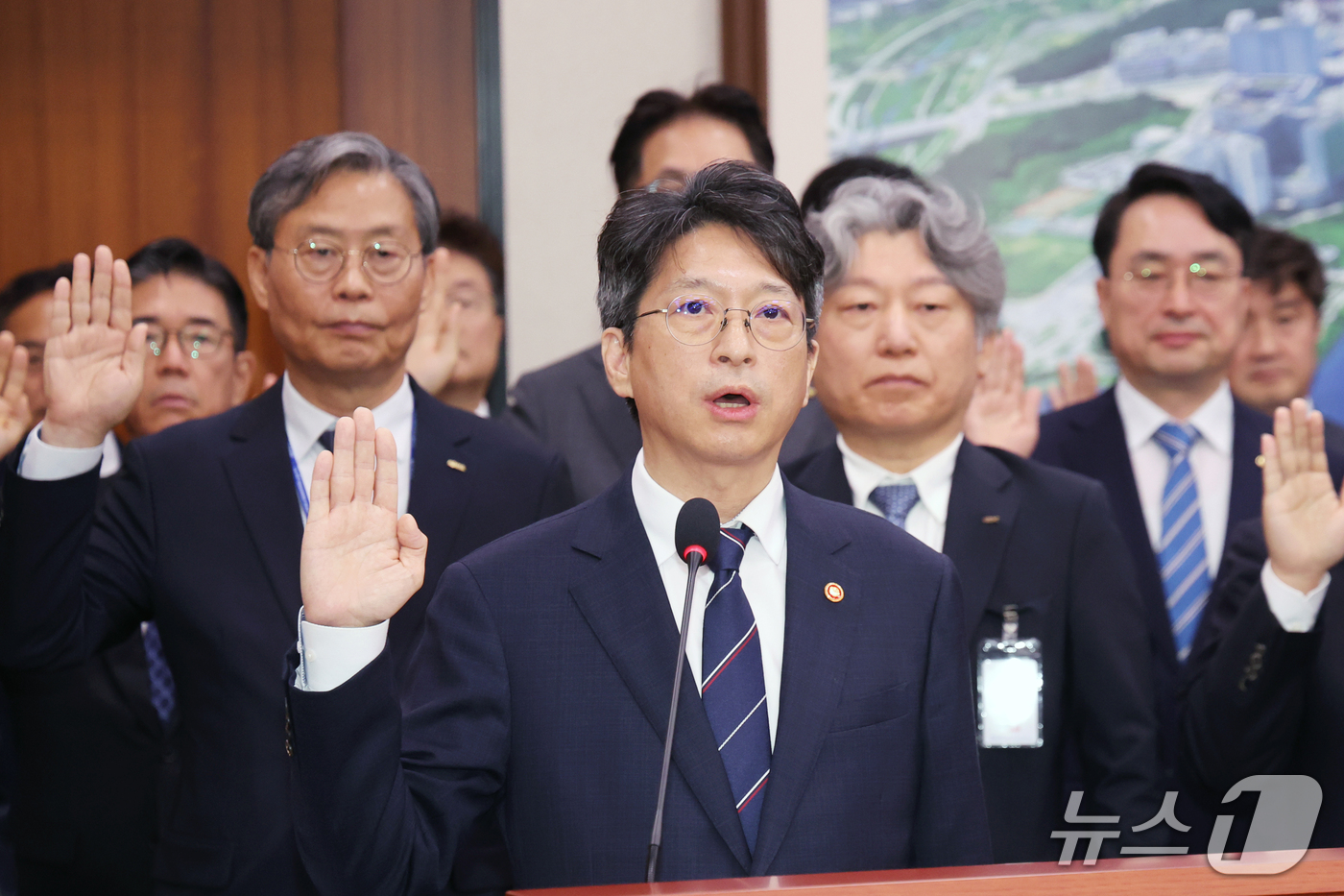 (서울=뉴스1) 황기선 기자 = 홍지선 국토교통부 장관이 23일 서울 여의도 국회 국토교통위원회에서 열린 국토교통부 등에 대한 국정감사 종합감사에서 선서를 하고 있다.  2026. …