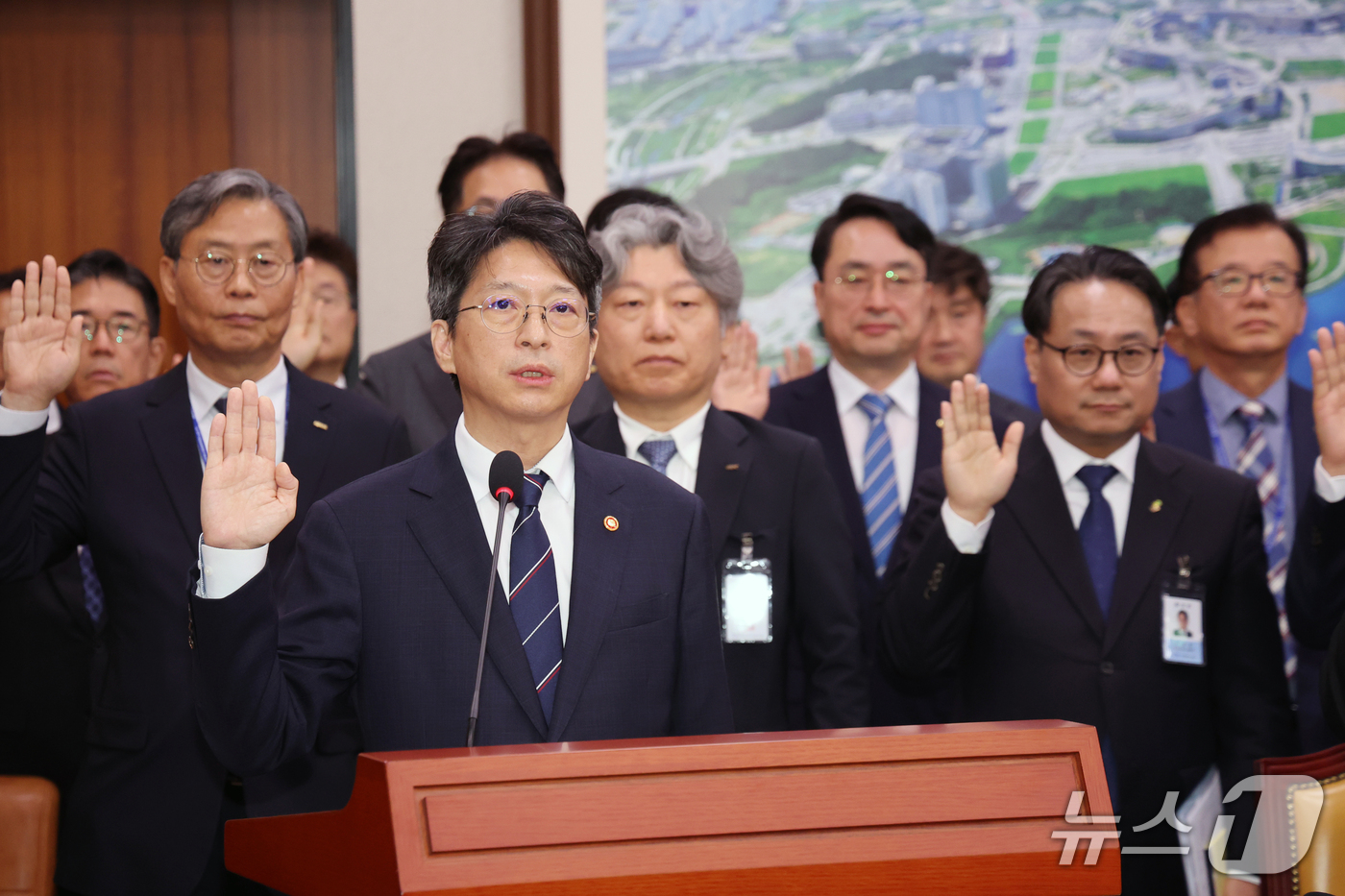 (서울=뉴스1) 황기선 기자 = 홍지선 국토교통부 장관이 23일 서울 여의도 국회 국토교통위원회에서 열린 국토교통부 등에 대한 국정감사 종합감사에서 선서를 하고 있다. 2026.1 …
