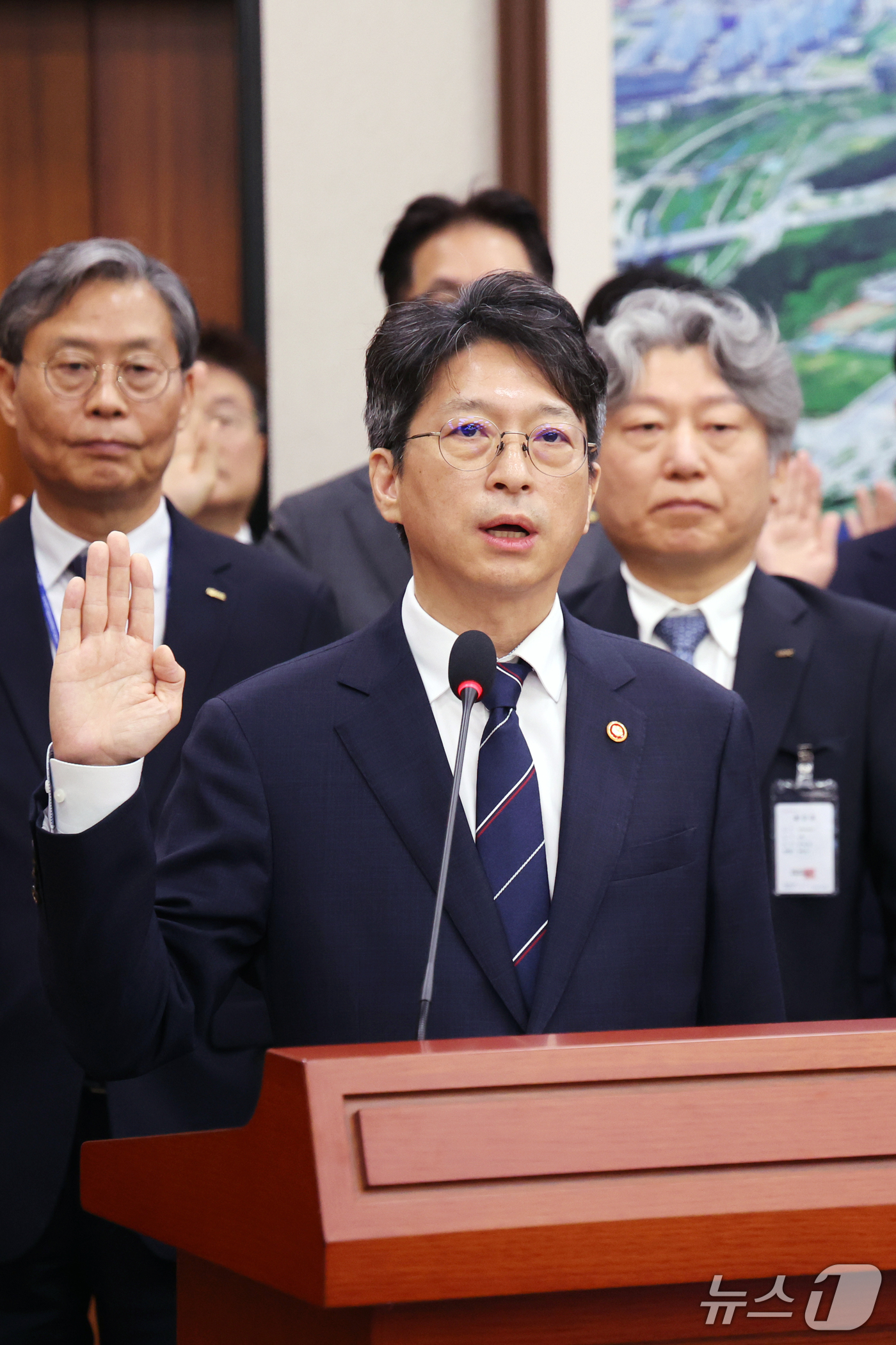 (서울=뉴스1) 황기선 기자 = 홍지선 국토교통부 장관이 23일 서울 여의도 국회 국토교통위원회에서 열린 국토교통부 등에 대한 국정감사 종합감사에서 선서를 하고 있다. 2026.1 …