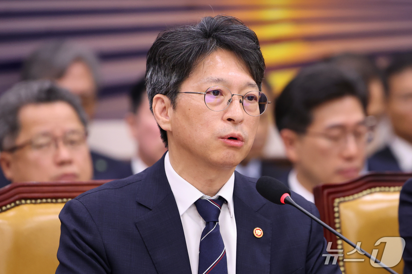 (서울=뉴스1) 황기선 기자 = 홍지선 국토교통부 장관이 23일 서울 여의도 국회 국토교통위원회에서 열린 국토교통부 등에 대한 국정감사 종합감사에서 의원 질의에 답하고 있다.  2 …