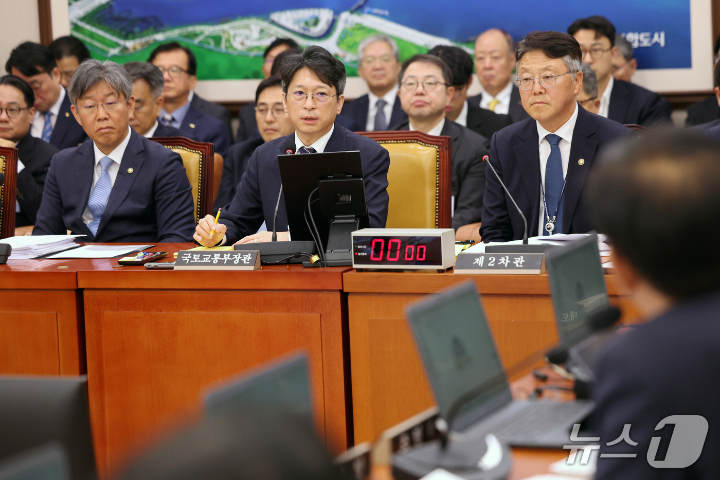 (서울=뉴스1) 황기선 기자 = 홍지선 국토교통부 장관이 23일 서울 여의도 국회 국토교통위원회에서 열린 국토교통부 등에 대한 국정감사 종합감사에서 의원 질의에 답하고 있다.  2 …