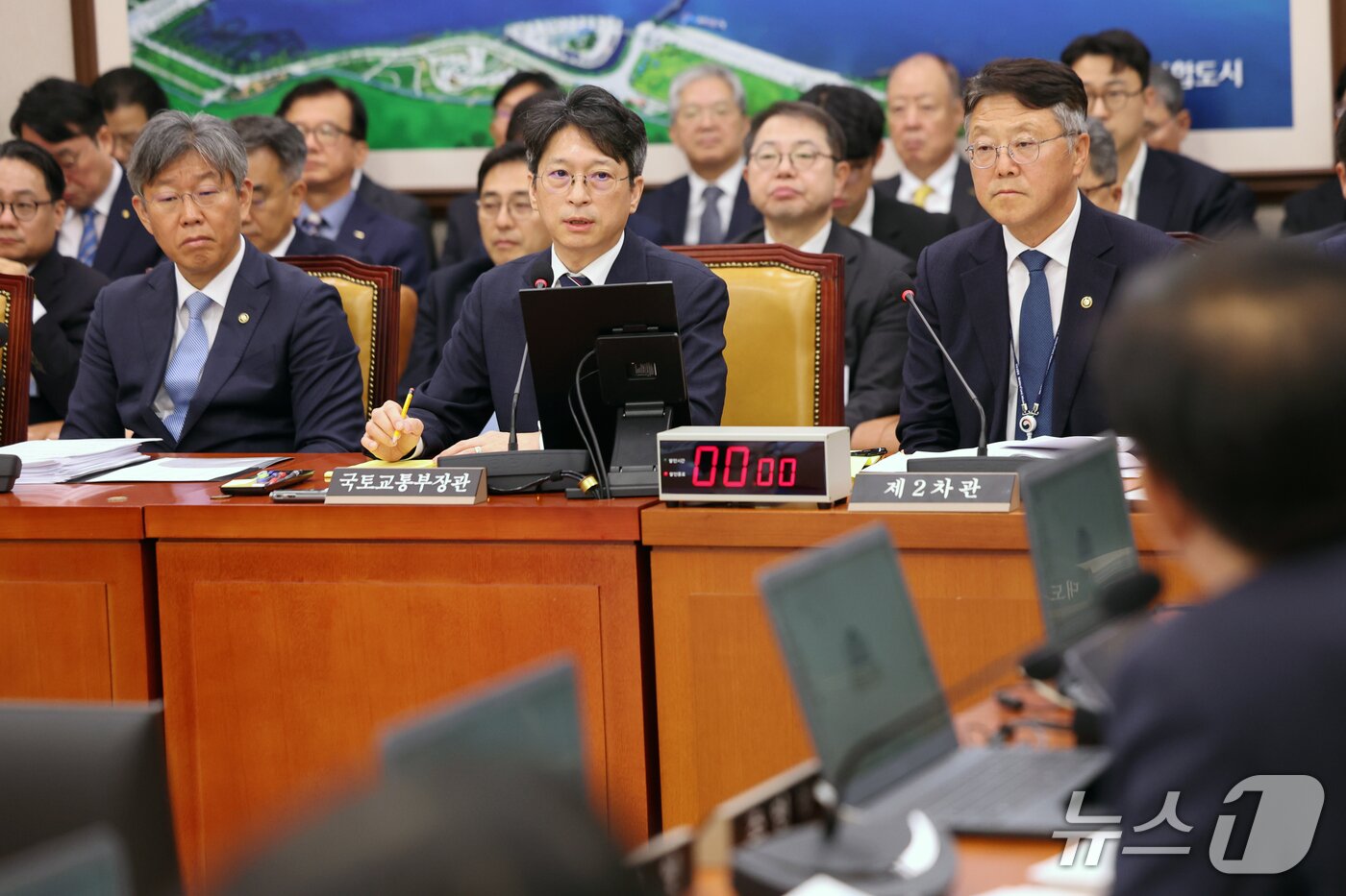 본문 이미지 - 홍지선 국토교통부 장관이 23일 서울 여의도 국회 국토교통위원회에서 열린 국토교통부 등에 대한 국정감사 종합감사에서 의원 질의에 답하고 있다. 2026.10.23 ⓒ 뉴스1 황기선 기자