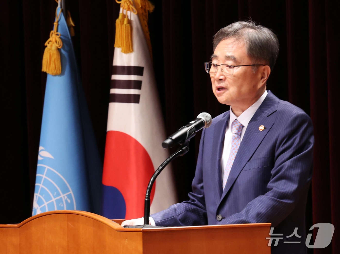 (서울=뉴스1) 이종덕 기자 = 조현 외교부장관이 23일 서울 종로구 정부서울청사 외교부 대강당에서 열린 제81회 유엔의날 기념식에서 기념사를 하고 있다. 2026.10.23/뉴스 …