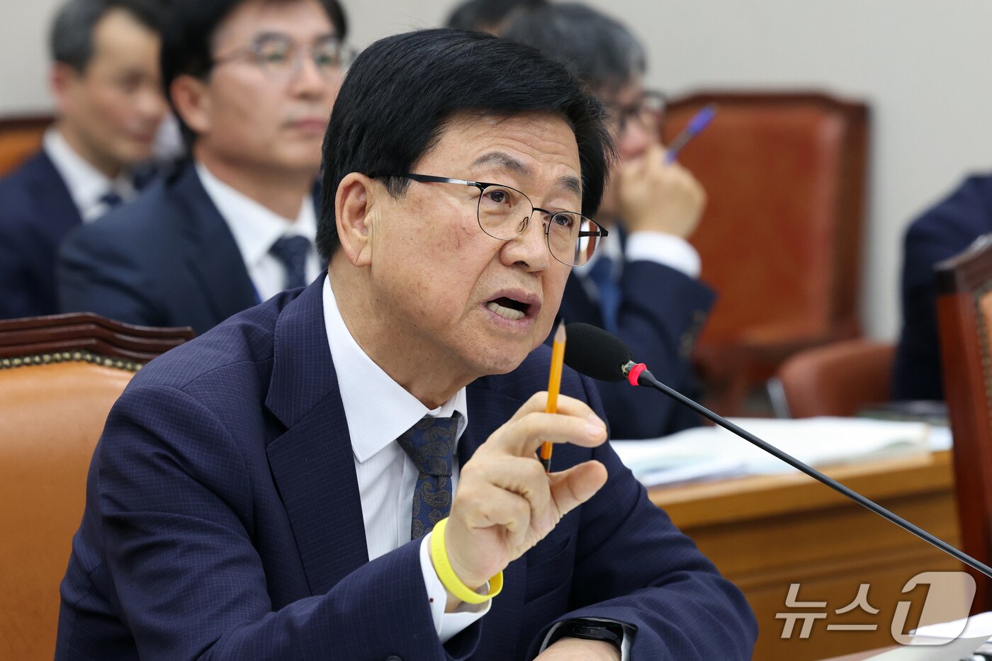 본문 이미지 - 최교진 교육부 장관이 23일 서울 여의도 국회 교육위원회에서 열린 교육부 등에 대한 국정감사 종합감사에서 의원 질의에 답하고 있다. 2026.10.23 ⓒ 뉴스1 황기선 기자