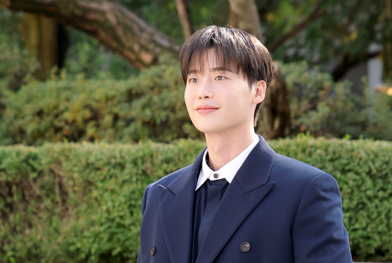 이종석, 자체발광
