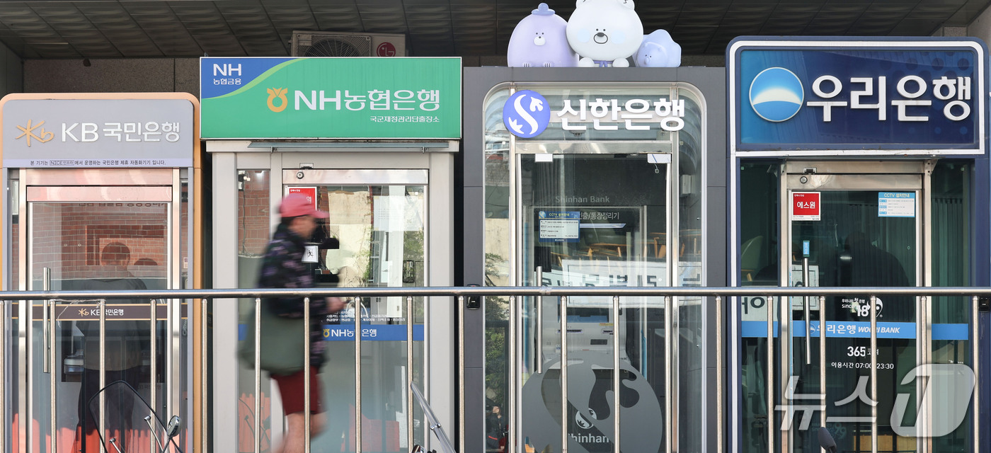 (서울=뉴스1) 이종수 기자 = 국내은행의 대출 연체율이 9년 10개월 만에 최고치를 기록했다. 23일 금융감독원에 따르면 지난 8월 말 국내은행의 원화대출 연체율은 0.69%로 …