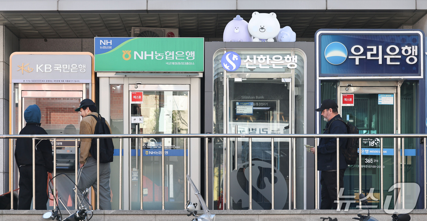 (서울=뉴스1) 이종수 기자 = 국내은행의 대출 연체율이 9년 10개월 만에 최고치를 기록했다. 23일 금융감독원에 따르면 지난 8월 말 국내은행의 원화대출 연체율은 0.69%로 …