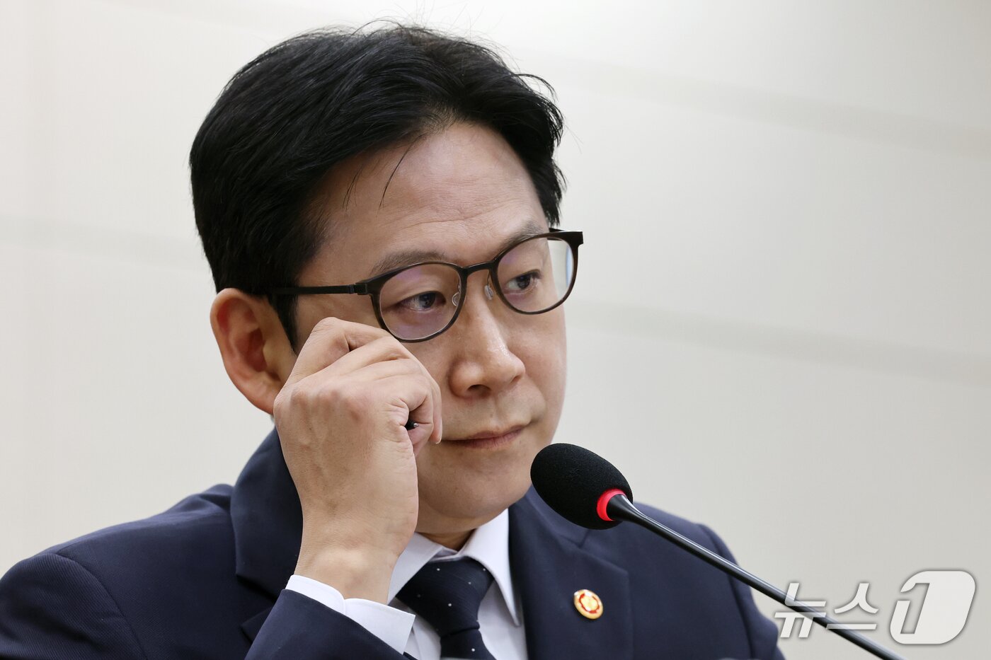 본문 이미지 - 배경훈 부총리 겸 과학기술정보통신부 장관이 23일 서울 여의도 국회 교육위원회에서 열린 과학기술정보통신부 등에 대한 국정감사 종합감사에서 생각에 잠겨 있다. 2026.10.23 ⓒ 뉴스1 황기선 기자