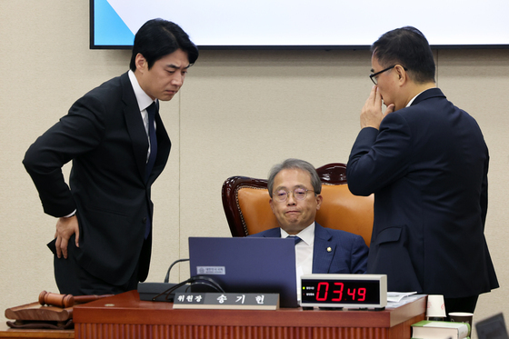 "저도 딸만 둘 키웁니다만 이런 차별이 어딨겠나" [국감 말말말]