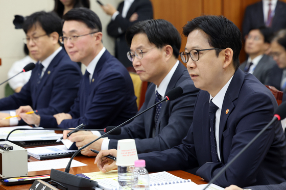 [국감] 의원 질의에 답하는 배경훈 부총리