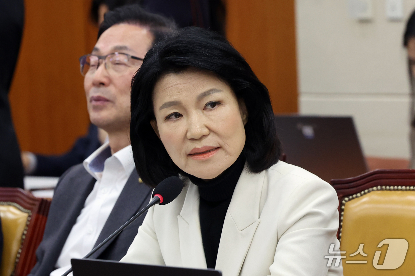 (서울=뉴스1) 황기선 기자 = 이진숙 국민의힘 의원이 23일 서울 여의도 국회 과학기술정보방송통신위원회에서 열린 과학기술정보통신부 등에 대한 국정감사 종합감사에서 질의를 하고 있 …