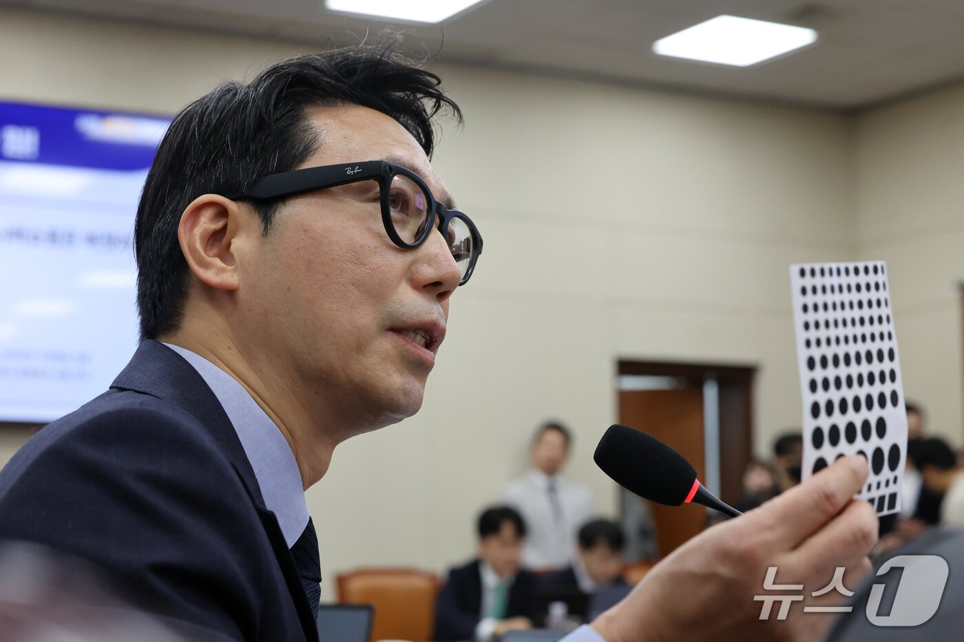본문 이미지 - 이정헌 더불어민주당 의원이 23일 서울 여의도 국회 교육위원회에서 열린 과학기술정보통신부 등에 대한 국정감사 종합감사에서 AI 스마트 글라스를 착용하고 질의를 하고 있다. 2026.10.23 ⓒ 뉴스1 황기선 기자