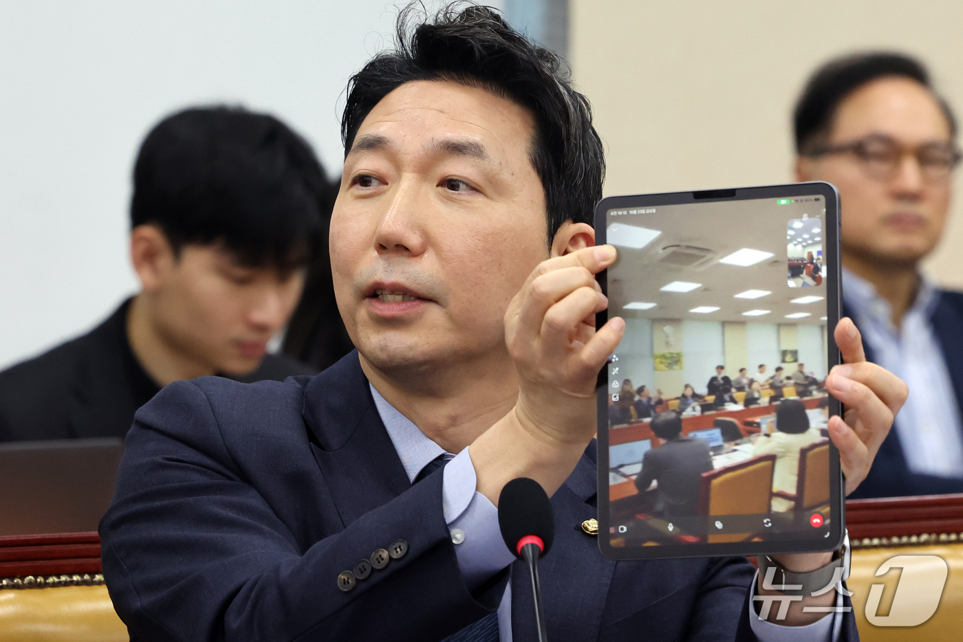 (서울=뉴스1) 황기선 기자 = 이정헌 더불어민주당 의원이 23일 서울 여의도 국회 교육위원회에서 열린 과학기술정보통신부 등에 대한 국정감사 종합감사에서 AI 스마트 글라스를 이용 …