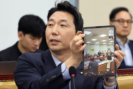 [국감] AI 스마트 글라스 실시간 촬영 영상 소개하는 이정헌 의원