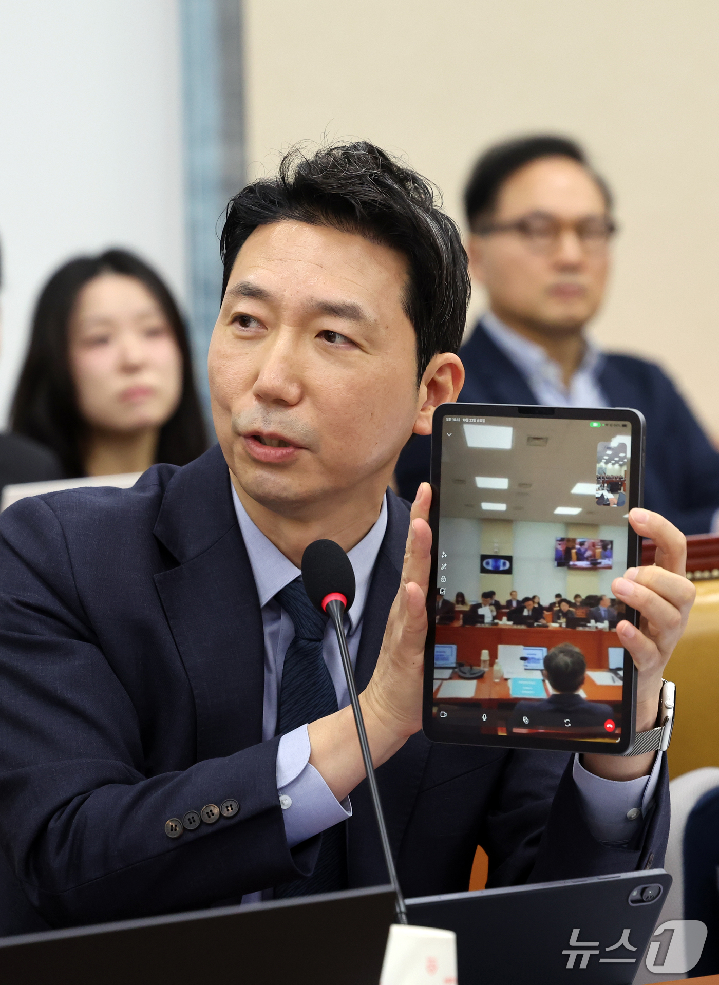(서울=뉴스1) 황기선 기자 = 이정헌 더불어민주당 의원이 23일 서울 여의도 국회 교육위원회에서 열린 과학기술정보통신부 등에 대한 국정감사 종합감사에서 AI 스마트 글라스를 이용 …