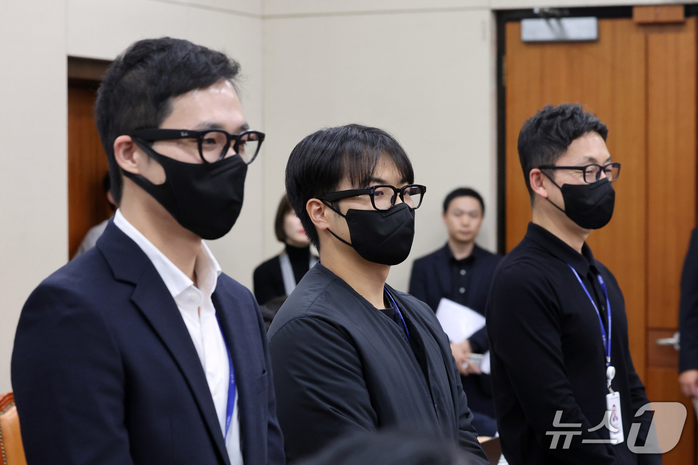 (서울=뉴스1) 황기선 기자 = 이정헌 더불어민주당 보좌진이 23일 서울 여의도 국회 교육위원회에서 열린 과학기술정보통신부 등에 대한 국정감사 종합감사에서 AI 스마트 글라스 착용 …