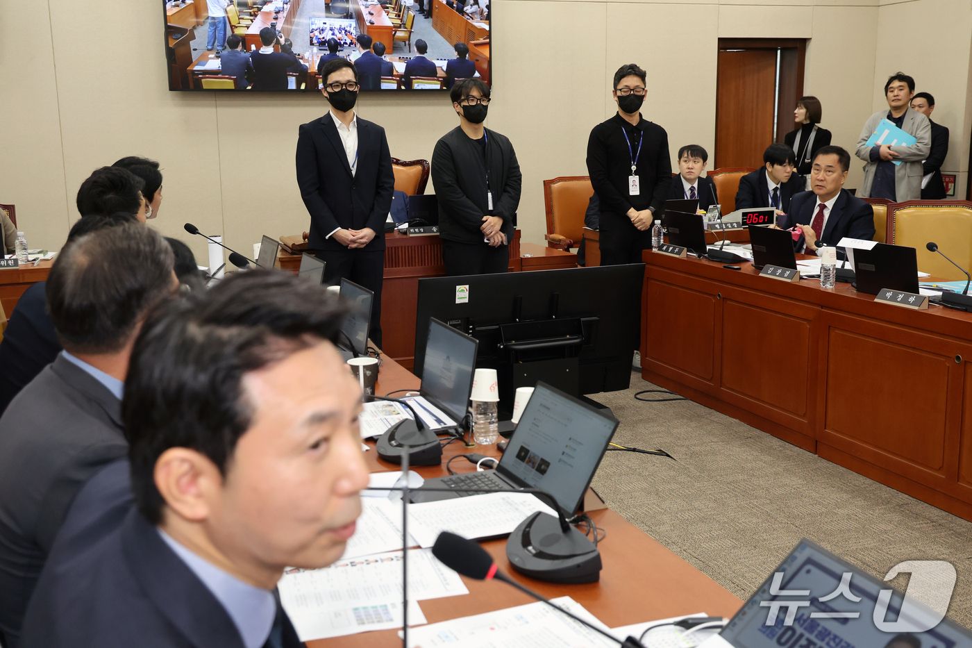 (서울=뉴스1) 황기선 기자 = 이정헌 더불어민주당 보좌진이 23일 서울 여의도 국회 교육위원회에서 열린 과학기술정보통신부 등에 대한 국정감사 종합감사에서 AI 스마트 글라스 착용 …