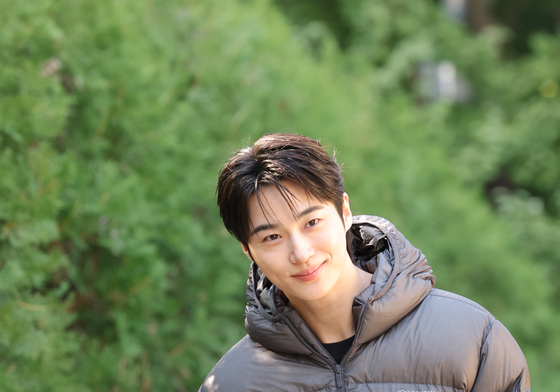 변우석, 미소는 봄·의상은 겨울