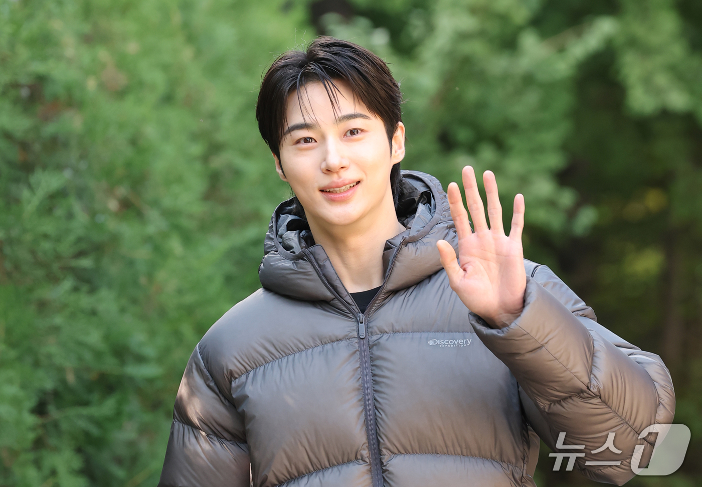 (서울=뉴스1) 권현진 기자 = 배우 변우석이 23일 서울 성동구 코사이어티 서울숲에서 열린 ‘디스커버리 윈터 베이스 캠프(DISCOVERY WINTER BASE CAMP)’ 포토 …