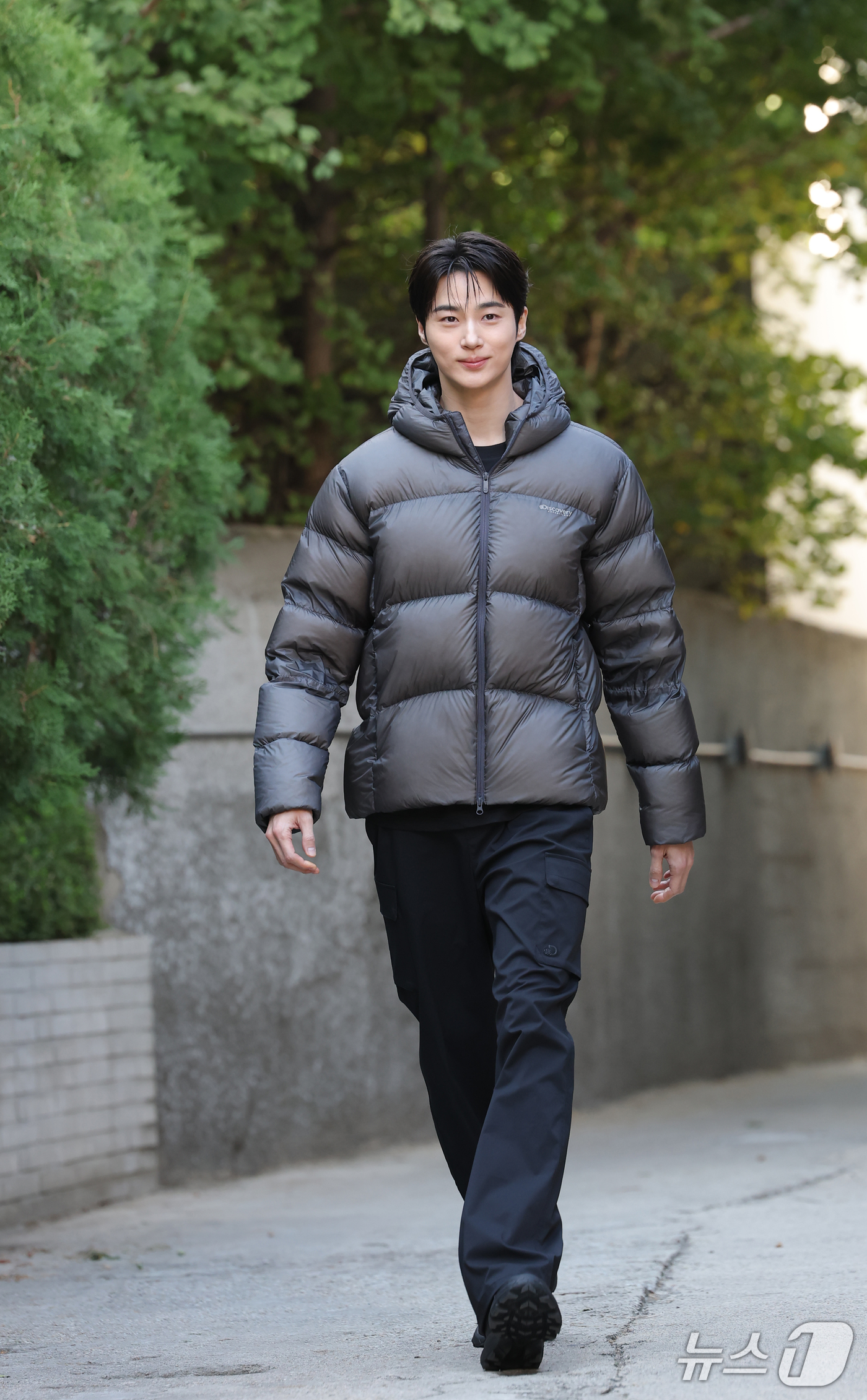 (서울=뉴스1) 권현진 기자 = 배우 변우석이 23일 서울 성동구 코사이어티 서울숲에서 열린 ‘디스커버리 윈터 베이스 캠프(DISCOVERY WINTER BASE CAMP)’ 포토 …