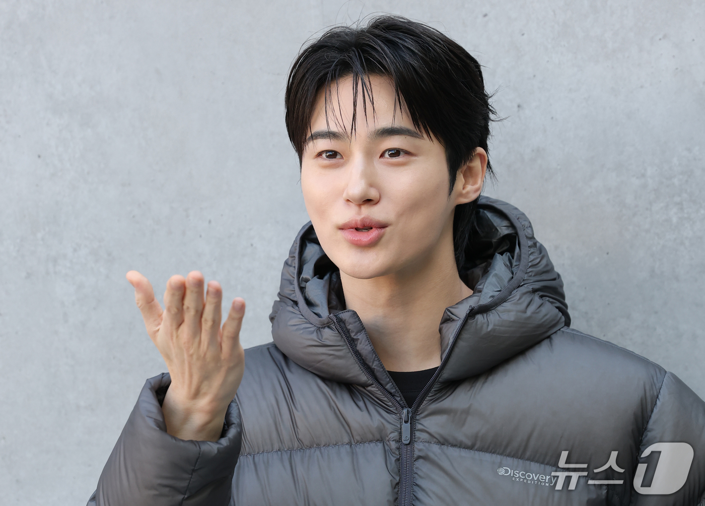 (서울=뉴스1) 권현진 기자 = 배우 변우석이 23일 서울 성동구 코사이어티 서울숲에서 열린 ‘디스커버리 윈터 베이스 캠프(DISCOVERY WINTER BASE CAMP)’ 포토 …