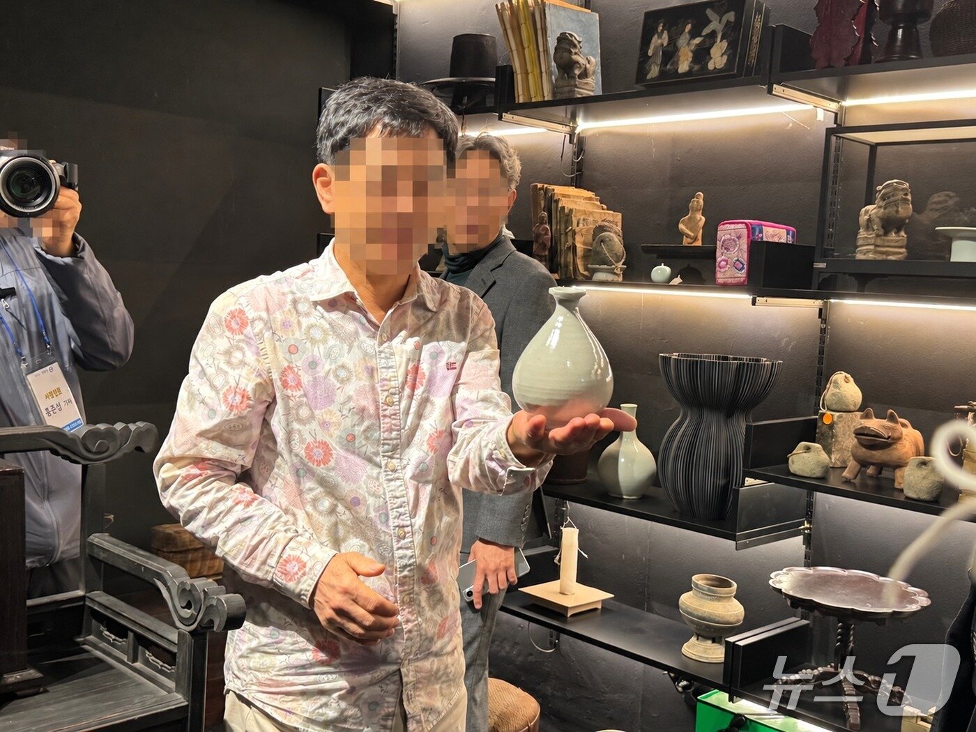 본문 이미지 - 고미술상점에서 판매 중인 조선시대 백자를 소개하고 있는 관계자의 모습. /뉴스1 ⓒ News1 송송이 기자