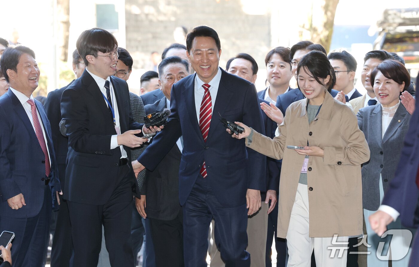 본문 이미지 - 오세훈 서울시장이 23일 서울 서초구 서울고법에서 열린 '명태균 여론조사 대납 의혹 사건' 항소심 공판에 출석하고 있다. (공동취재) 2026.10.23 ⓒ 뉴스1 구윤성 기자