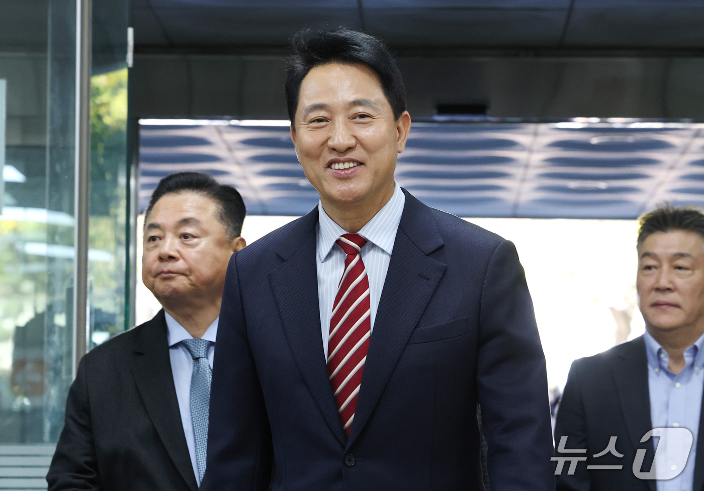 (서울=뉴스1) 구윤성 기자 = 오세훈 서울시장이 23일 서울 서초구 서울고법에서 열린 '명태균 여론조사 대납 의혹 사건' 항소심 공판에 출석하고 있다. (공동취재) 2026.10 …