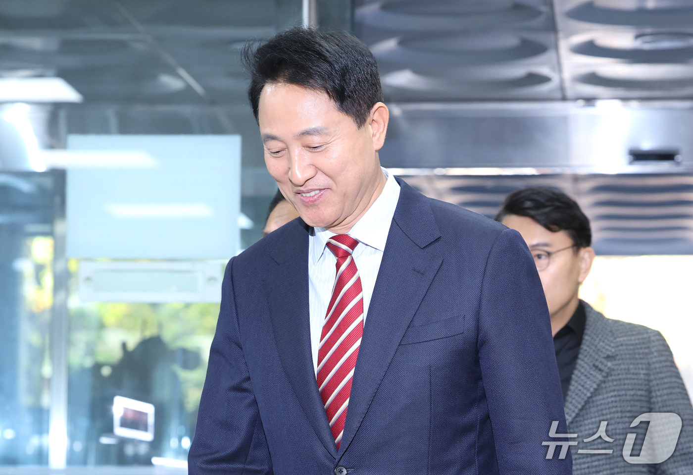 (서울=뉴스1) 구윤성 기자 = 오세훈 서울시장이 23일 서울 서초구 서울고법에서 열린 '명태균 여론조사 대납 의혹 사건' 항소심 선고 공판에 출석하고 있다. (공동취재) 2026 …