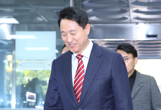 오세훈, '여론조사 대납 사건' 항소심 선고 공판 출석