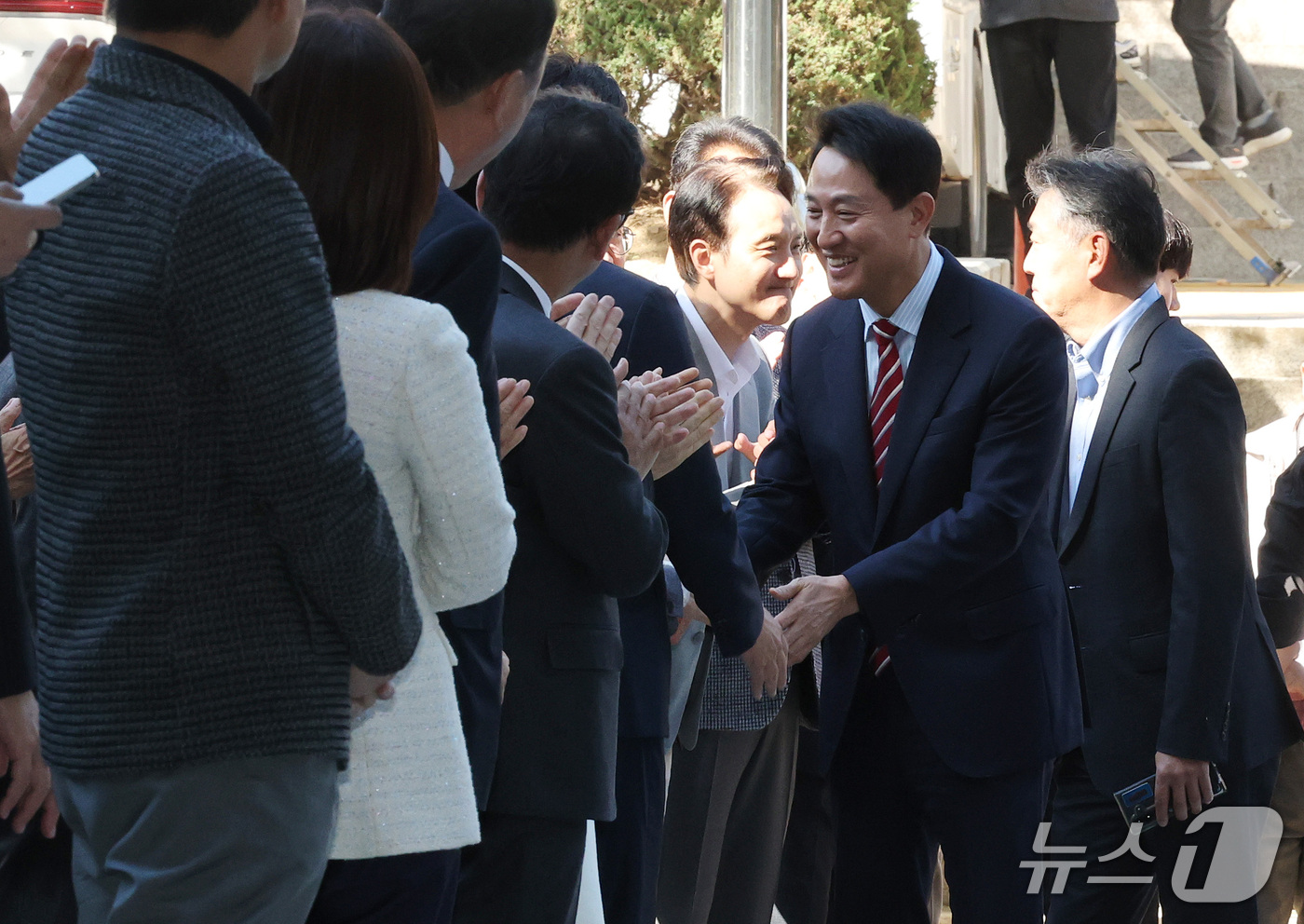 (서울=뉴스1) 구윤성 기자 = 오세훈 서울시장이 23일 서울 서초구 서울고법에서 열린 '명태균 여론조사 대납 의혹 사건' 항소심 공판에 출석하며 지지자들과 악수하고 있다. (공동 …