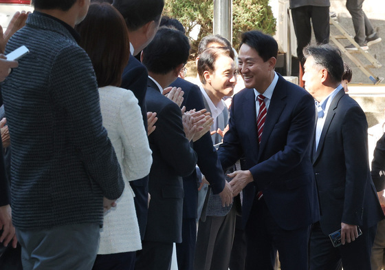 오세훈 시장, 지지자들과 악수