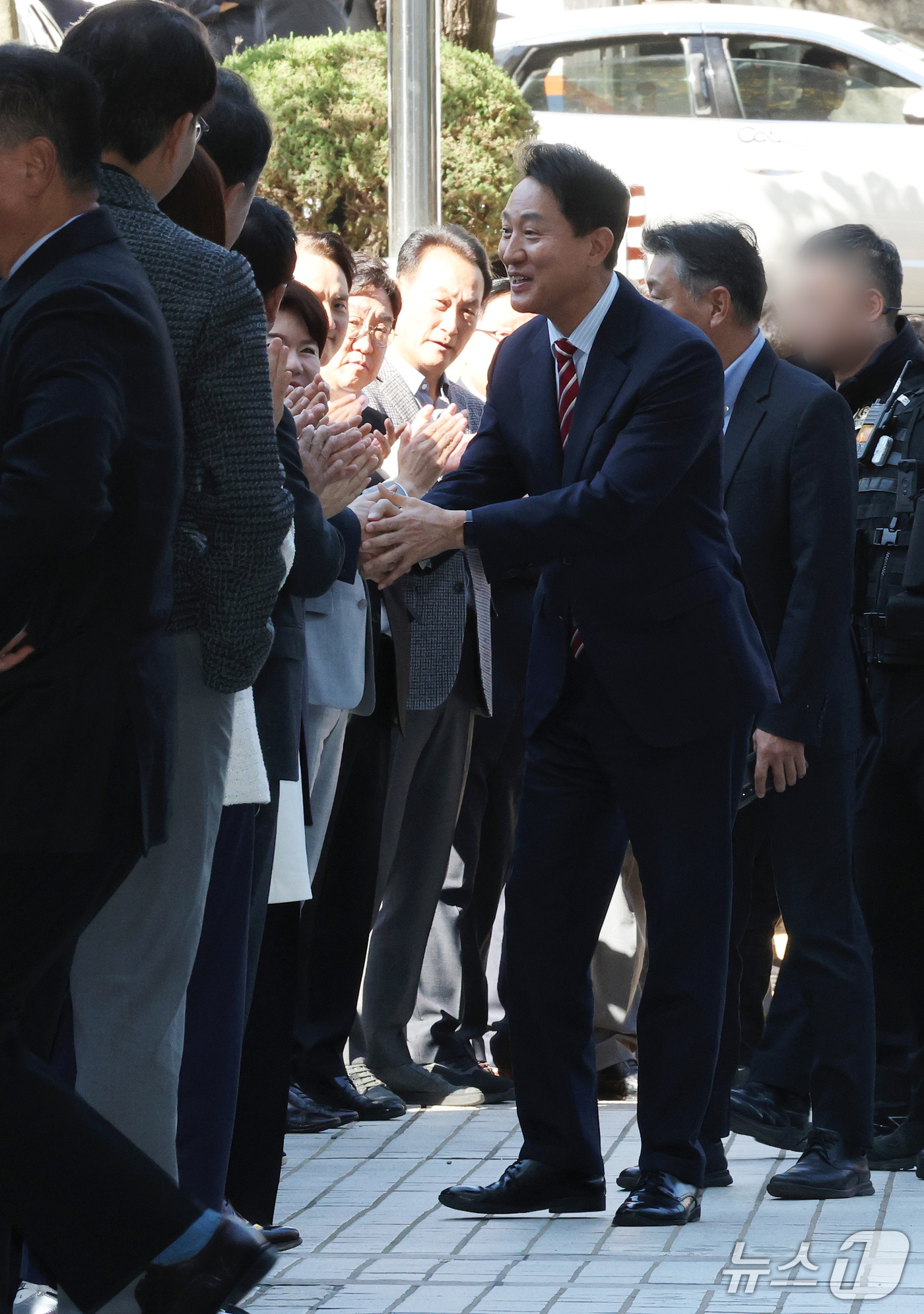 (서울=뉴스1) 구윤성 기자 = 오세훈 서울시장이 23일 서울 서초구 서울고법에서 열린 '명태균 여론조사 대납 의혹 사건' 항소심 공판에 출석하며 지지자들과 악수하고 있다. (공동 …