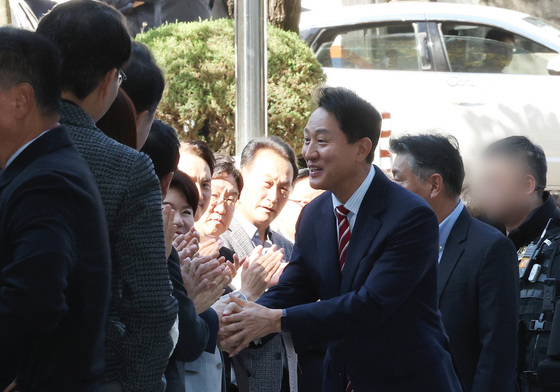지지자들과 악수하는 오세훈 시장