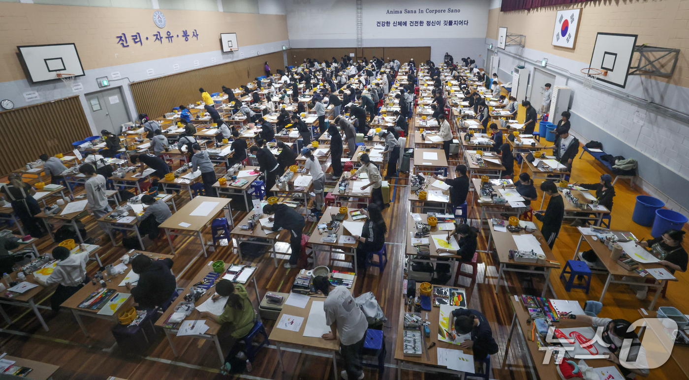 (대전=뉴스1) 김기태 기자 = 23일 대전 대덕구 한남대 제2체육관에서 수험생들이 2027학년도 수시모집 미술 실기고사를 치르고 있다. 2026.10.23/뉴스1