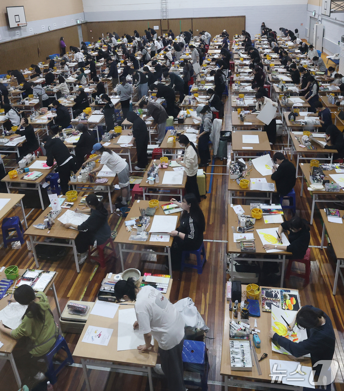 (대전=뉴스1) 김기태 기자 = 23일 대전 대덕구 한남대 제2체육관에서 수험생들이 2027학년도 수시모집 미술 실기고사를 치르고 있다. 2026.10.23/뉴스1