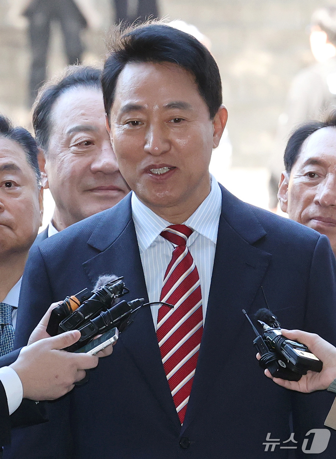 (서울=뉴스1) 구윤성 기자 = 오세훈 서울시장이 23일 서울 서초구 서울고법에서 열린 '명태균 여론조사 대납 의혹 사건' 항소심 선고 공판에 출석하고 있다. (공동취재) 2026 …