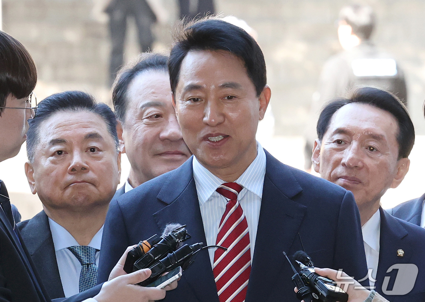 (서울=뉴스1) 구윤성 기자 = 오세훈 서울시장이 23일 서울 서초구 서울고법에서 열린 '명태균 여론조사 대납 의혹 사건' 항소심 선고 공판에 출석하고 있다. (공동취재) 2026 …