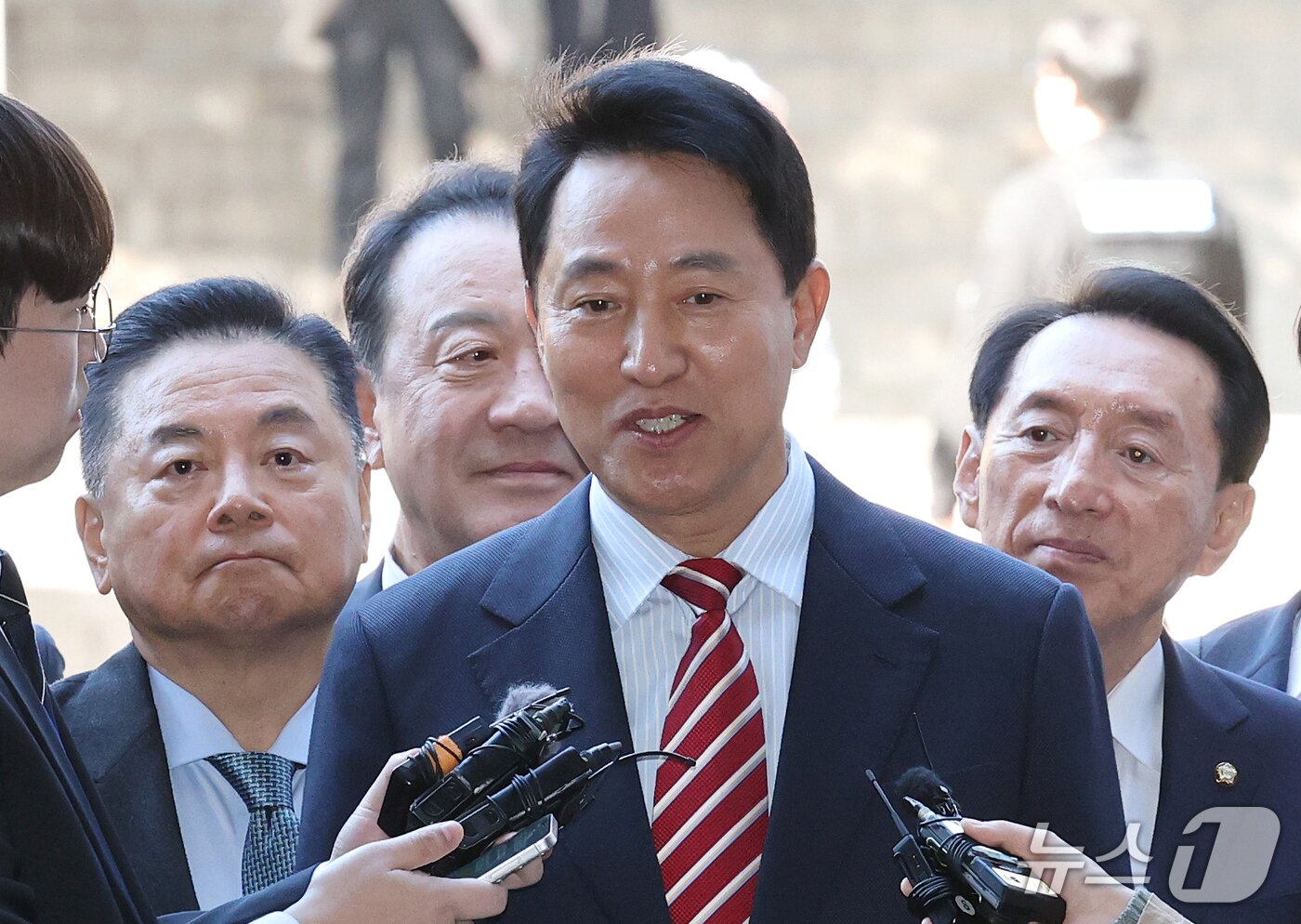 본문 이미지 - 오세훈 서울시장이 23일 서울 서초구 서울고법에서 열린 '명태균 여론조사 대납 의혹 사건' 항소심 선고 공판에 출석하고 있다. (공동취재) 2026.10.23 ⓒ 뉴스1 구윤성 기자