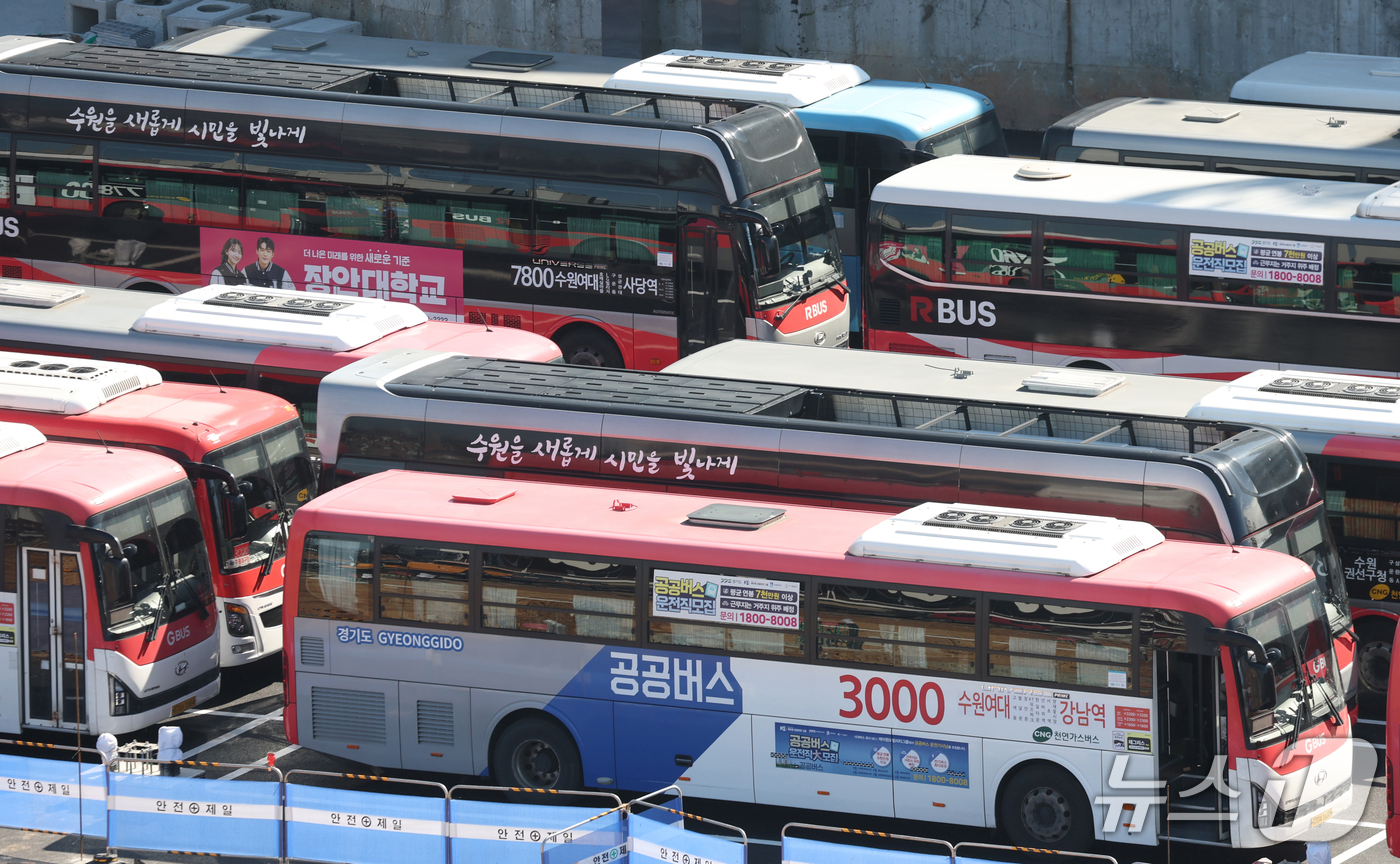 (수원=뉴스1) 김영운 기자 = 한국노총 전국자동차노동조합연맹 경기지역자동차노동조합이 23일 조합원들을 대상으로 총파업 찬반투표를 진행했다.노조는 이날부터 경기지방노동위원회에서 열 …