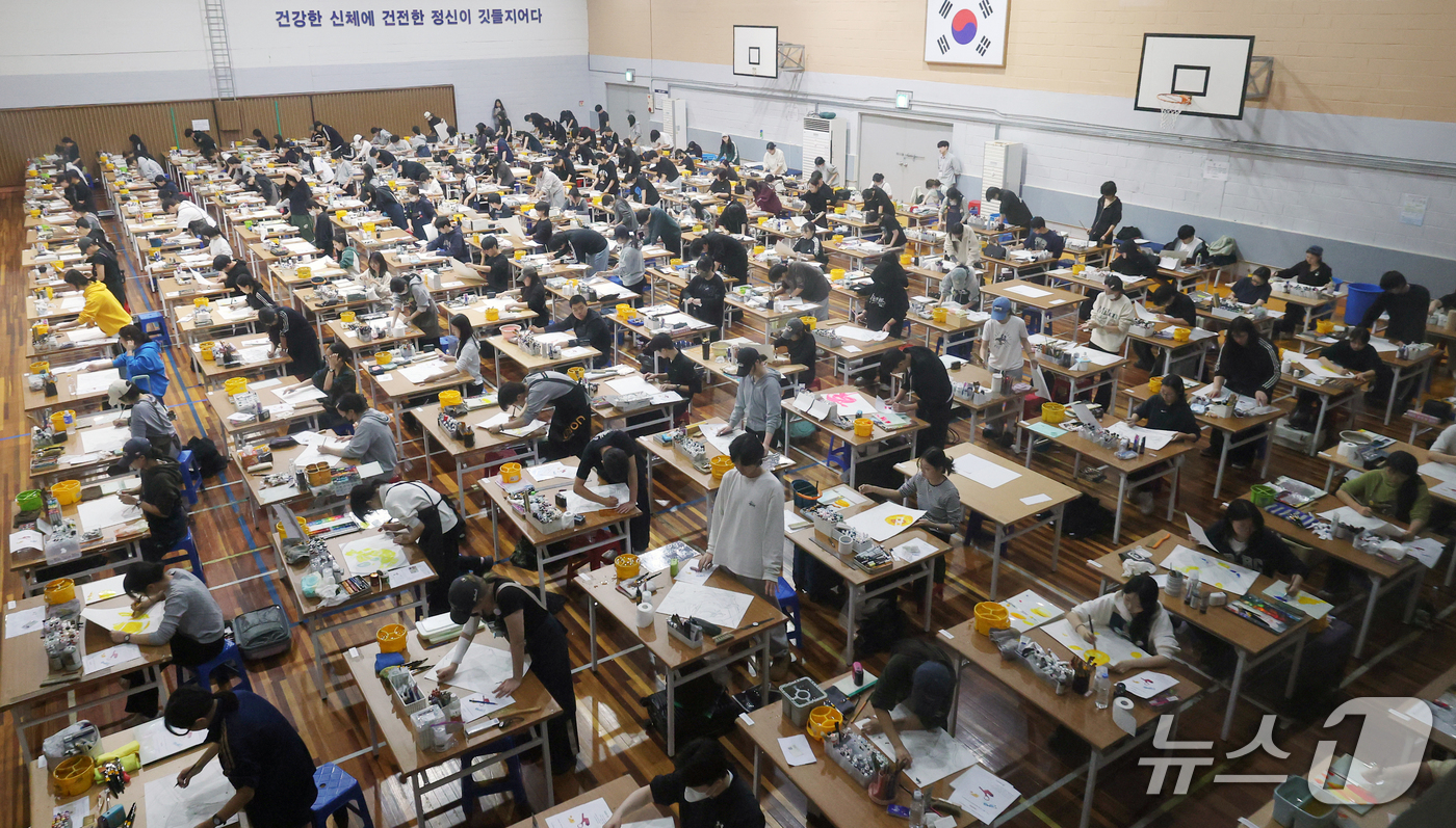 (대전=뉴스1) 김기태 기자 = 23일 대전 대덕구 한남대 제2체육관에서 수험생들이 2027학년도 수시모집 미술 실기고사를 치르고 있다. 2026.10.23/뉴스1