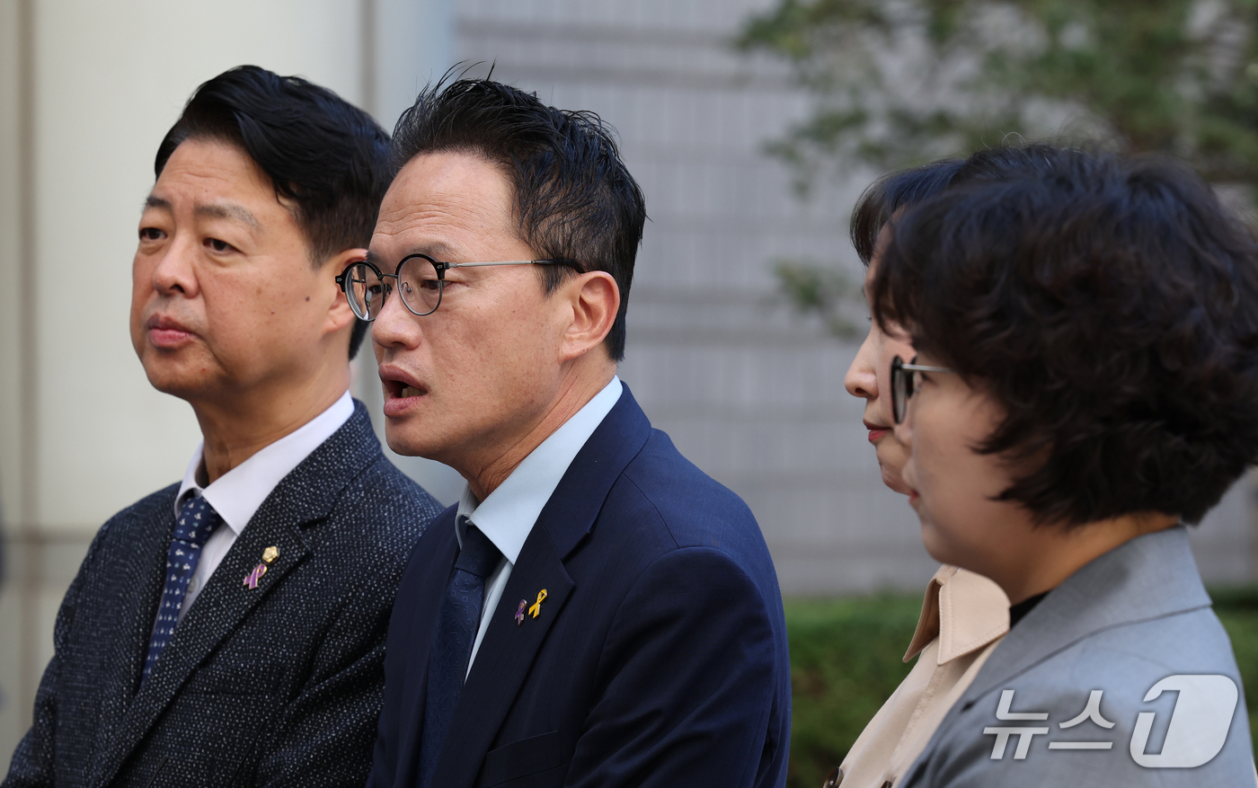 (서울=뉴스1) 구윤성 기자 = 오세훈 서울시장의 정치자금법 위반 혐의 항소심 선고공판이 열린 23일 오후 서울 서초구 고등법원 앞에서 더불어민주당 박주민, 김영호 의원 등이 기자 …